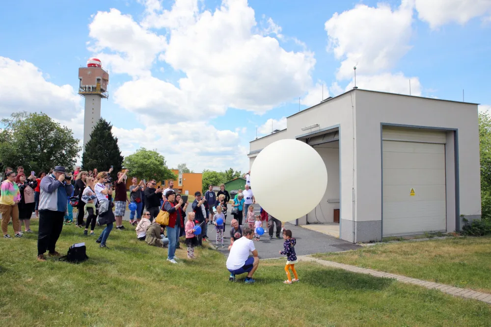 Patnáct minut po poledni vypustí meteorologický balon.