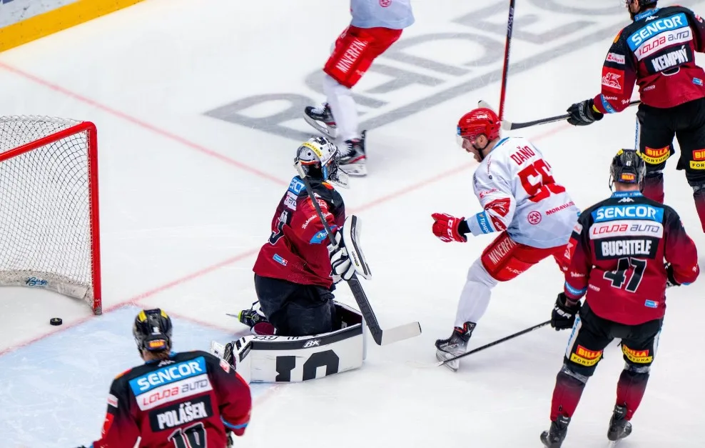 Sparta druhý zápas v Třinci prohrála a série se za vyrovnaného stavu vrací do Prahy