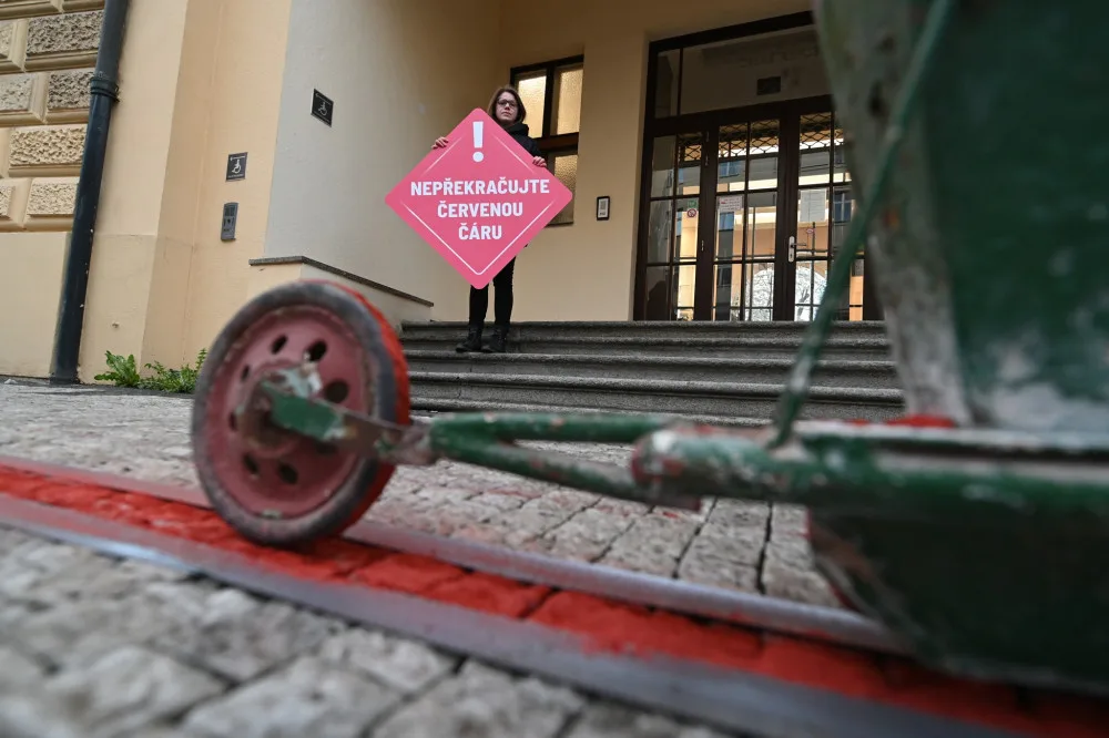 Nepřekračujte červenou čáru, vyzývají aktivisté ministra Blažka. Namalovali ji před ministerstvo