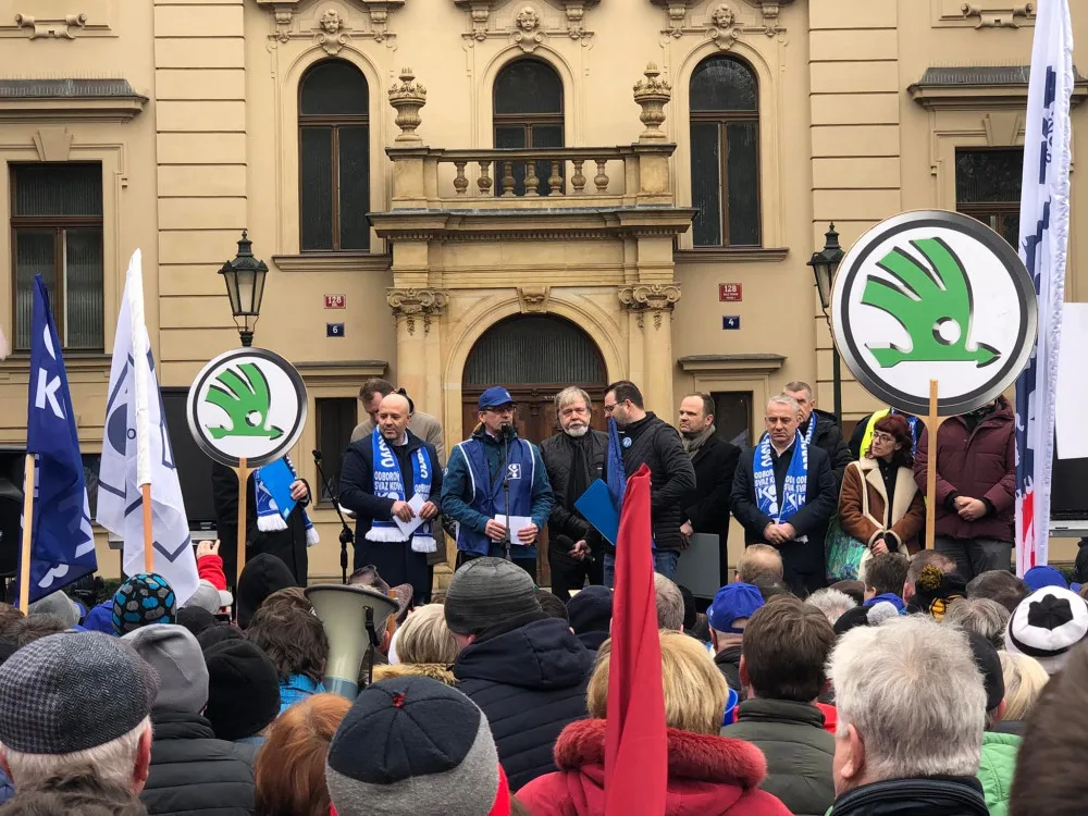 VIDEO: Odboráři protestují proti reformě důchodů před úřadem vlády, ta ale zasedá v Jeseníku