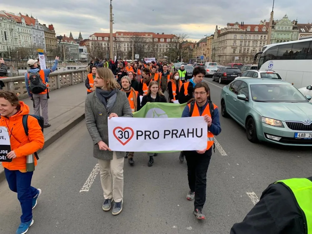 VIDEO: Aktivisté usilující o třicítku v Praze opět blokují dopravu
