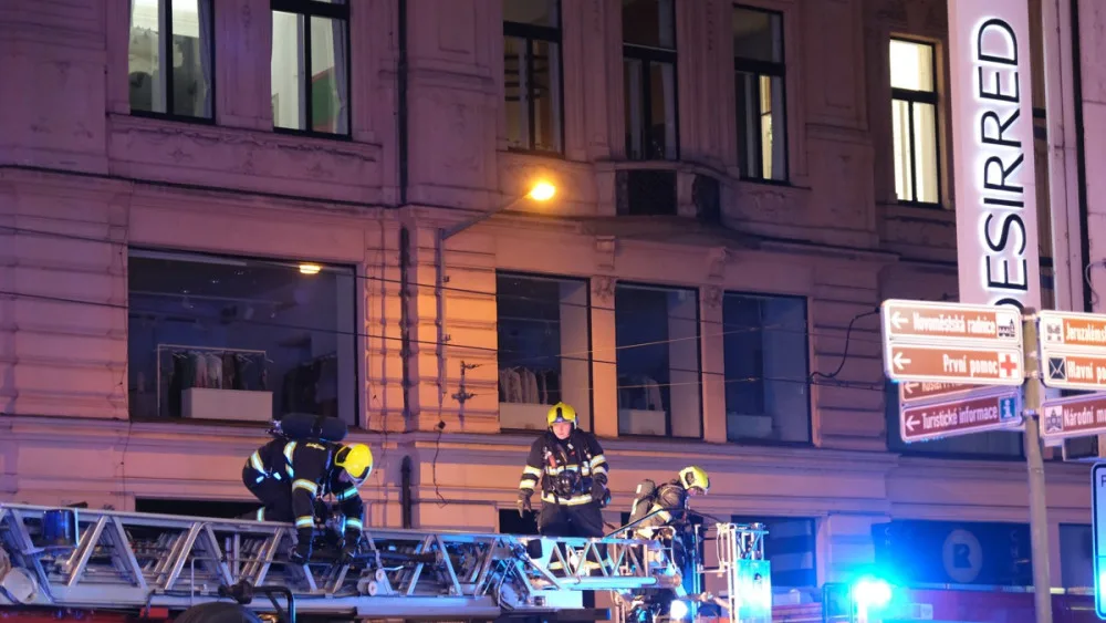 VIDEO: Zásah u nočního požáru Duplexu hasičům komplikovali opilí turisté. Evakuovalo se přes tři sta lidí