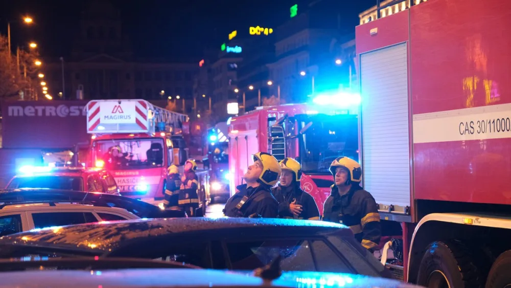 VIDEO: Zásah u nočního požáru Duplexu hasičům komplikovali opilí turisté. Evakuovalo se přes tři sta lidí
