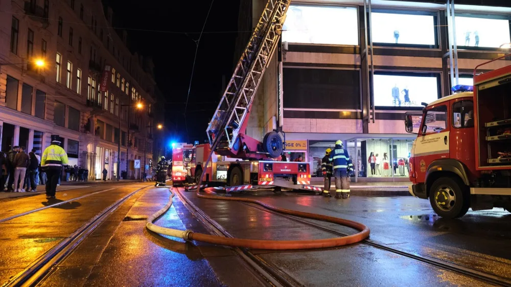 VIDEO: Zásah u nočního požáru Duplexu hasičům komplikovali opilí turisté. Evakuovalo se přes tři sta lidí