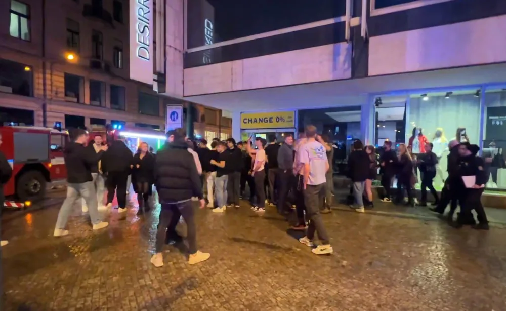VIDEO: Zásah u nočního požáru Duplexu hasičům komplikovali opilí turisté. Evakuovalo se přes tři sta lidí