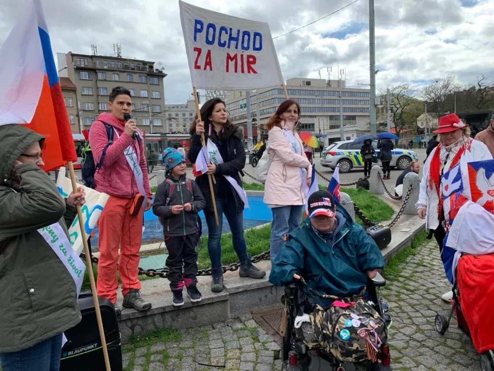 VIDEO: „Chcimíři“ táhnou Prahou. Chceme nenávist prostě nějak zlikvidovat, vyzývají