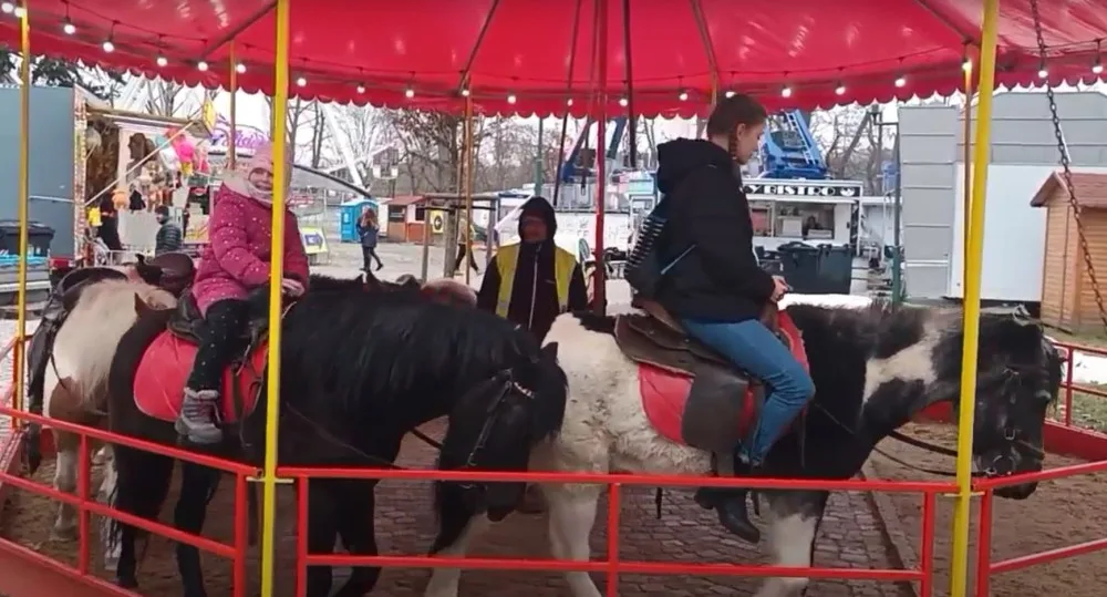 VIDEO: Lidé protestovali proti jízdě na ponících na Matějské pouti