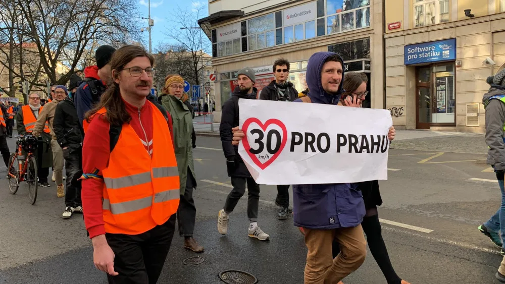 VIDEO: Aktivisté už poosmé blokují provoz v Praze. Stále usilují o zavedení třicítky v Praze
