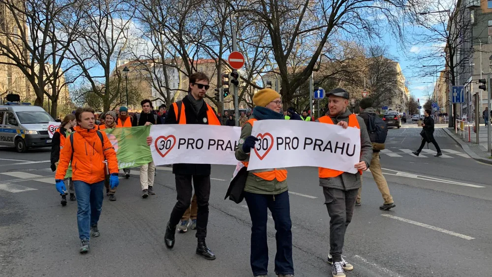 VIDEO: Aktivisté už poosmé blokují provoz v Praze. Stále usilují o zavedení třicítky v Praze