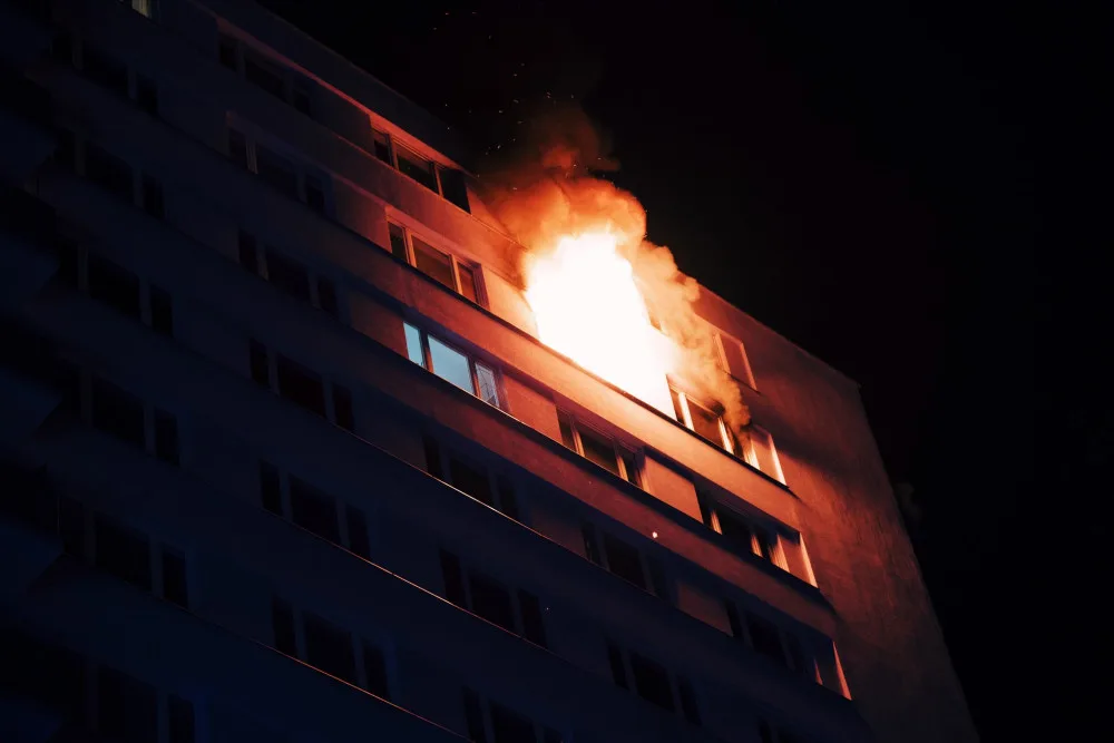 VIDEO: Hasiče zaměstnaly dva velké noční požáry. Evakuovali přes čtyřicet lidí