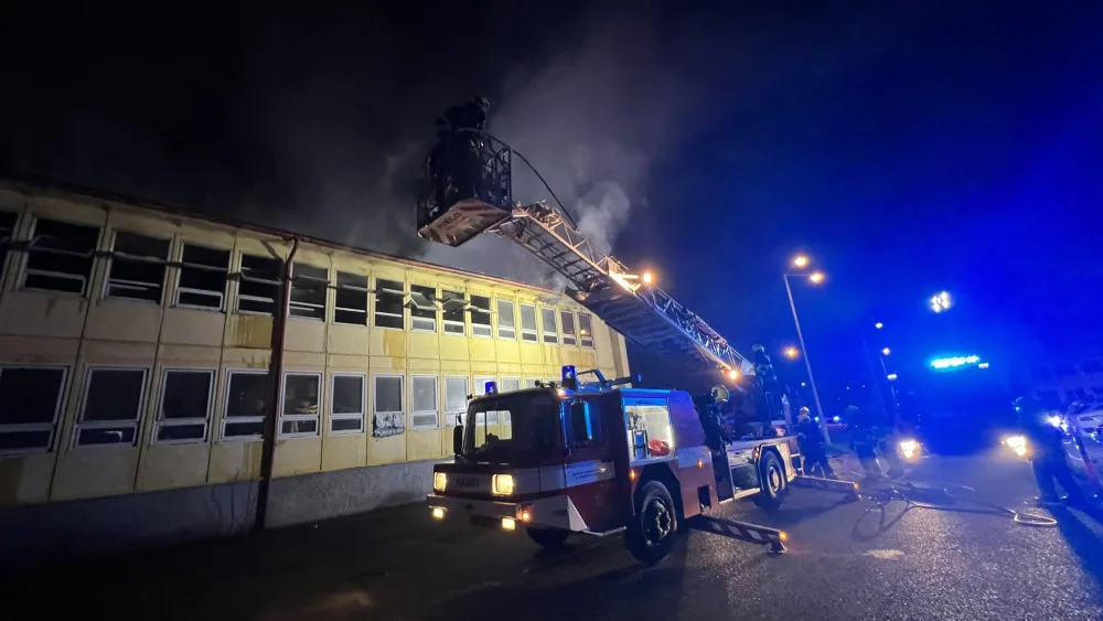 VIDEO: Hasiče zaměstnaly dva velké noční požáry. Evakuovali přes čtyřicet lidí