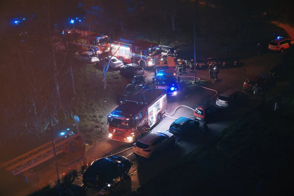VIDEO: Hasiče zaměstnaly dva velké noční požáry. Evakuovali přes čtyřicet lidí