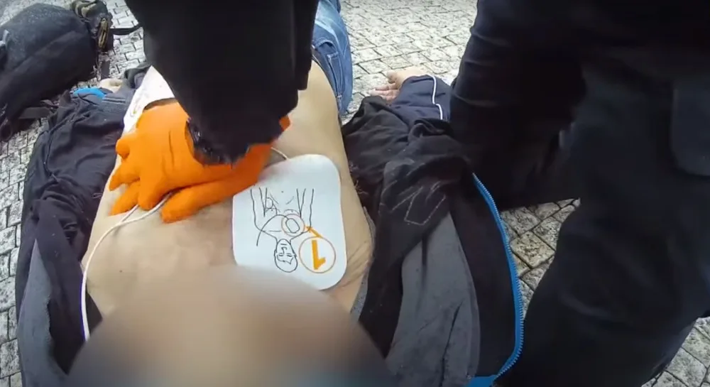První muž zkolaboval na ulici