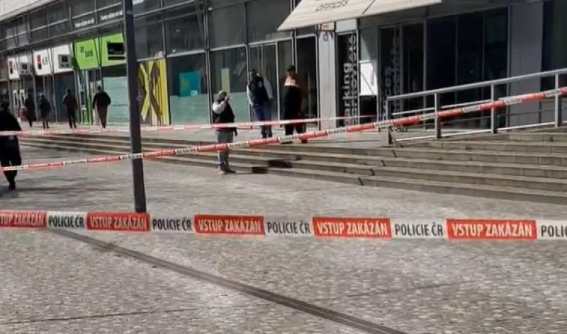 Útočník v Praze pobodal muže a utekl. Pátrají po něm desítky policistů