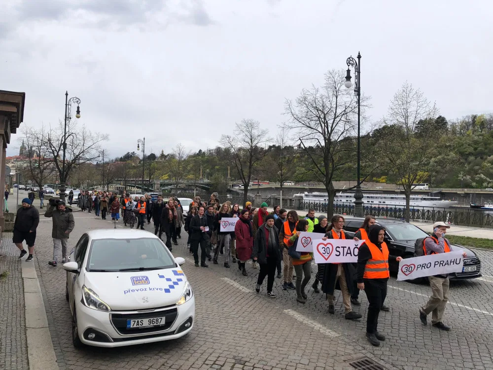 VIDEO: Aktivisté bojující za třicítku v Praze znovu blokují dopravu