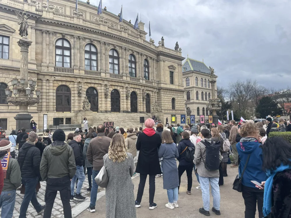 Prahou prošel pochod proti potratům. Kritici se sešli před Rudolfinem