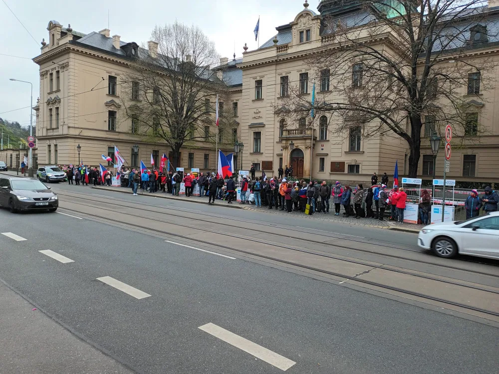 Chcimíři spali před úřadem vlády. Chtěli, aby ven vyšel Fiala, ten je v Asii