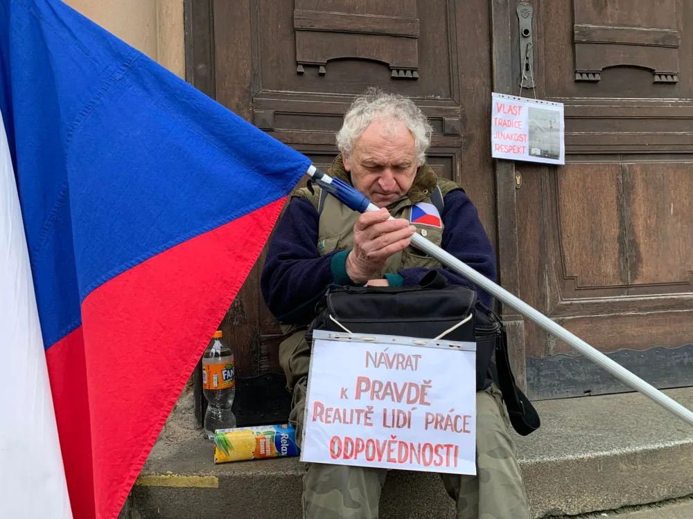 VIDEO: Před Strakovkou jsou stále demonstranti požadující demisi vlády