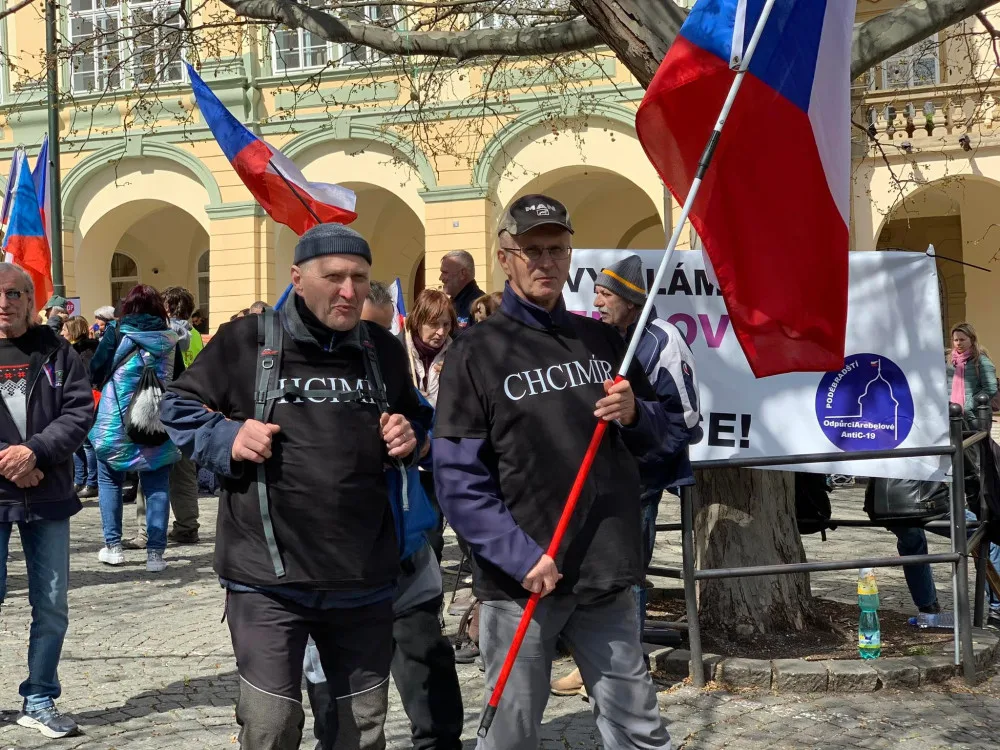 VIDEO: Vláda zasedá ve Sněmovně, lidé před budovou bubnují a tančí