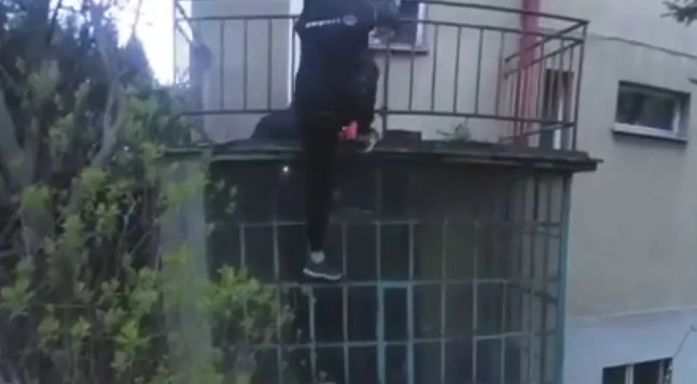 Zloděj se vloupal do domu. Stihl ukrást polštář a hodiny, pak ho dopadla policie