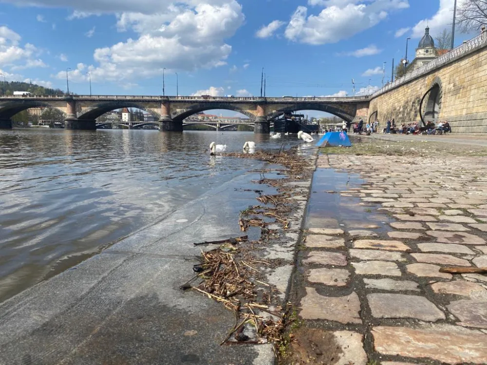 Zavření náplavek ztížilo finanční situaci provozovatelům barů a restaurací