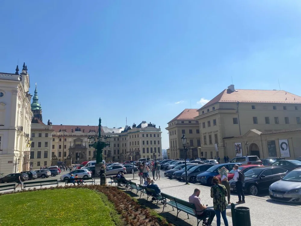 Pražský hrad zaplnili turisté, tentokrát bez front u bezpečnostních kontrol