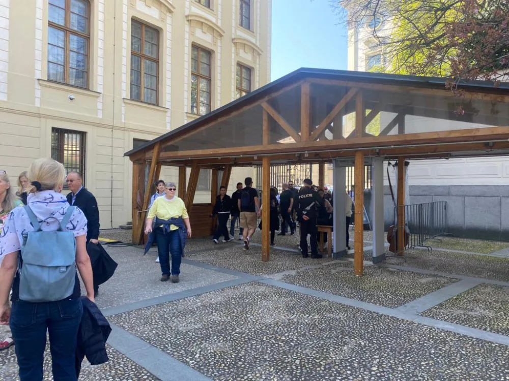 Pražský hrad zaplnili turisté, tentokrát bez front u bezpečnostních kontrol