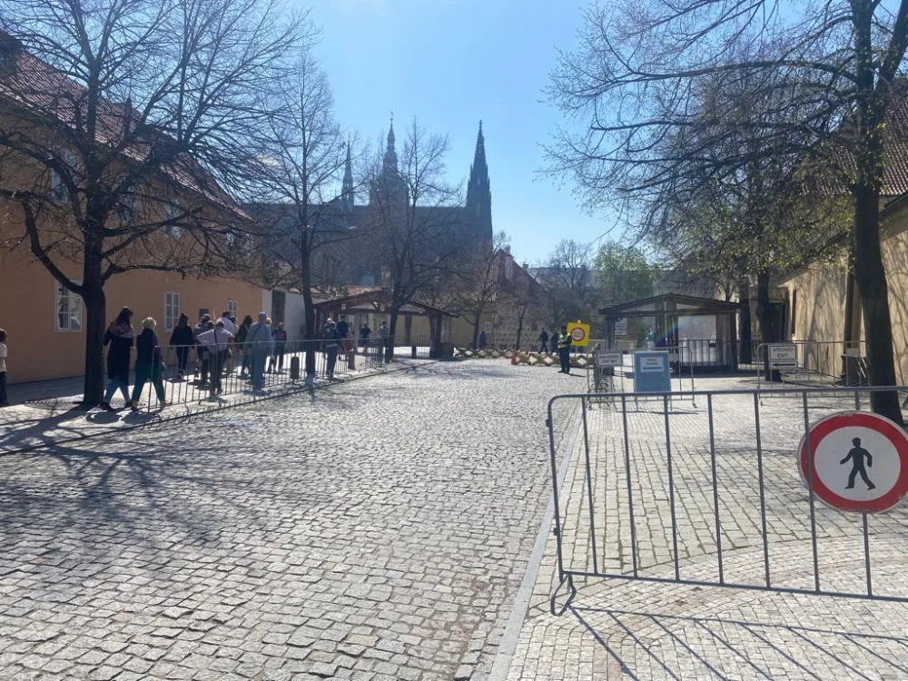 Pražský hrad zaplnili turisté, tentokrát bez front u bezpečnostních kontrol