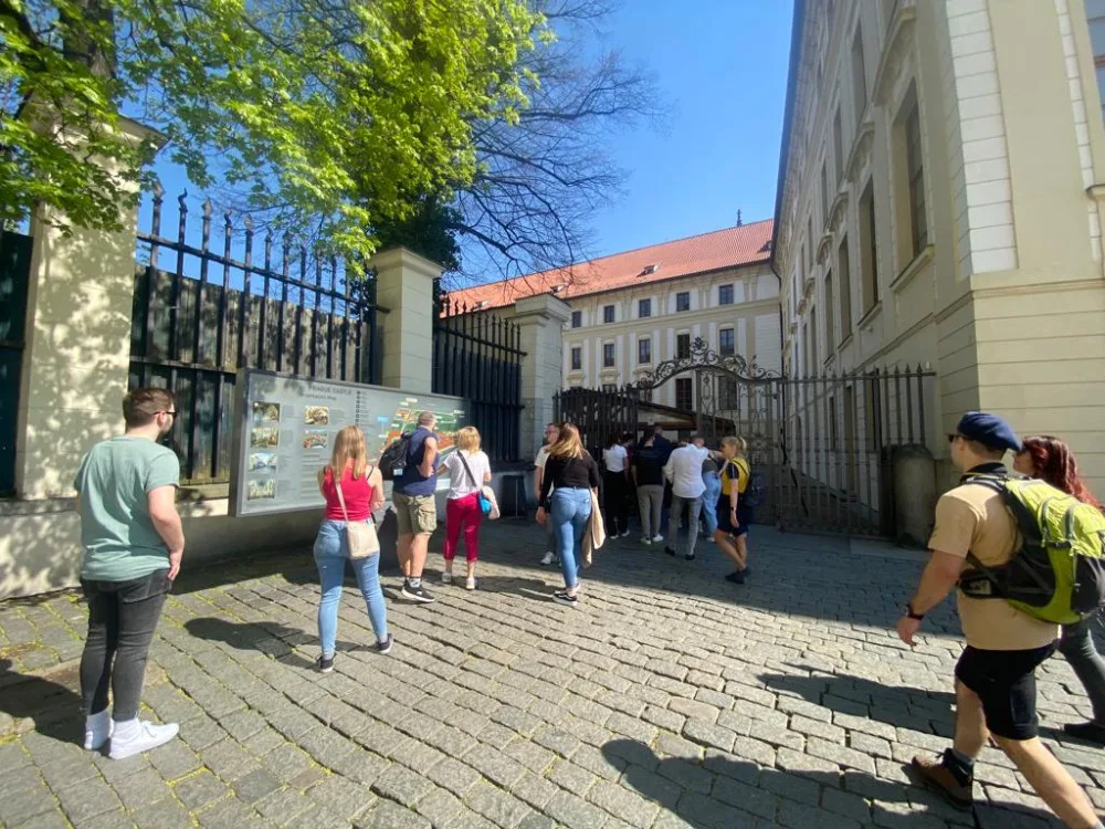 Pražský hrad zaplnili turisté, tentokrát bez front u bezpečnostních kontrol