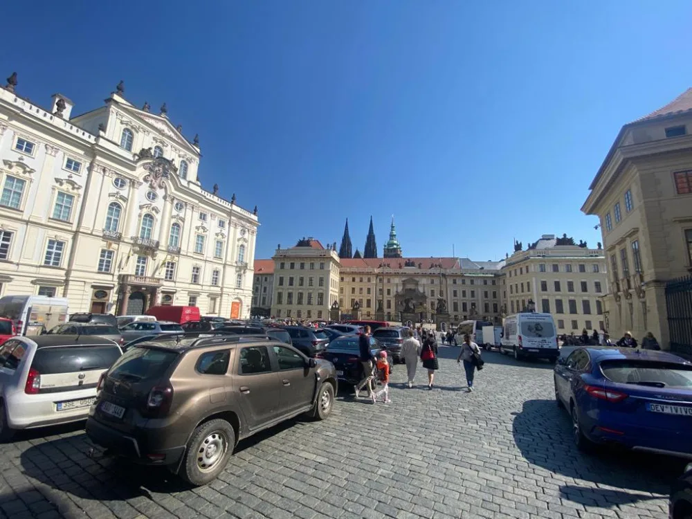 Pražský hrad zaplnili turisté, tentokrát bez front u bezpečnostních kontrol