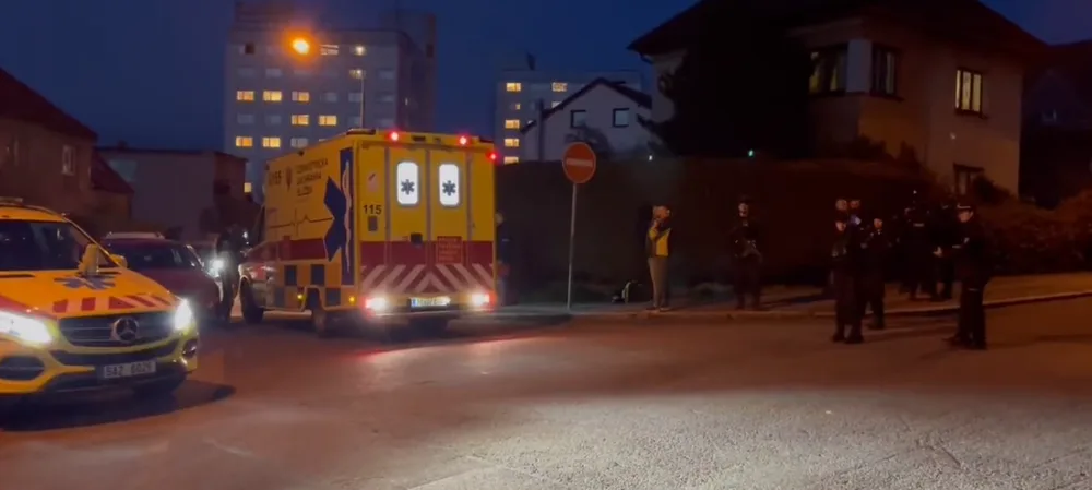 Útočník se zbraní postřelil v Hostivaři ženu, zbraň pak namířil na sebe