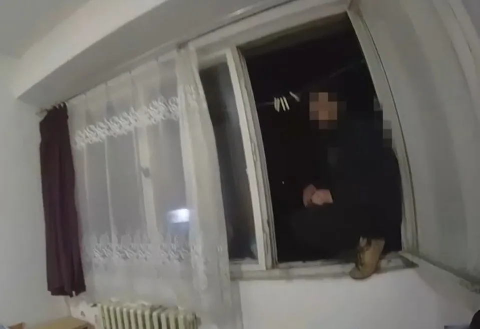 VIDEO: Muž si zavolal na pomoc strážníky. Když přijeli, nevěřil, že jsou skuteční