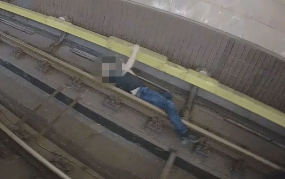 Muž se pohádal s mámou, pak skočil do kolejiště metra a chtěl se nechat přejet
