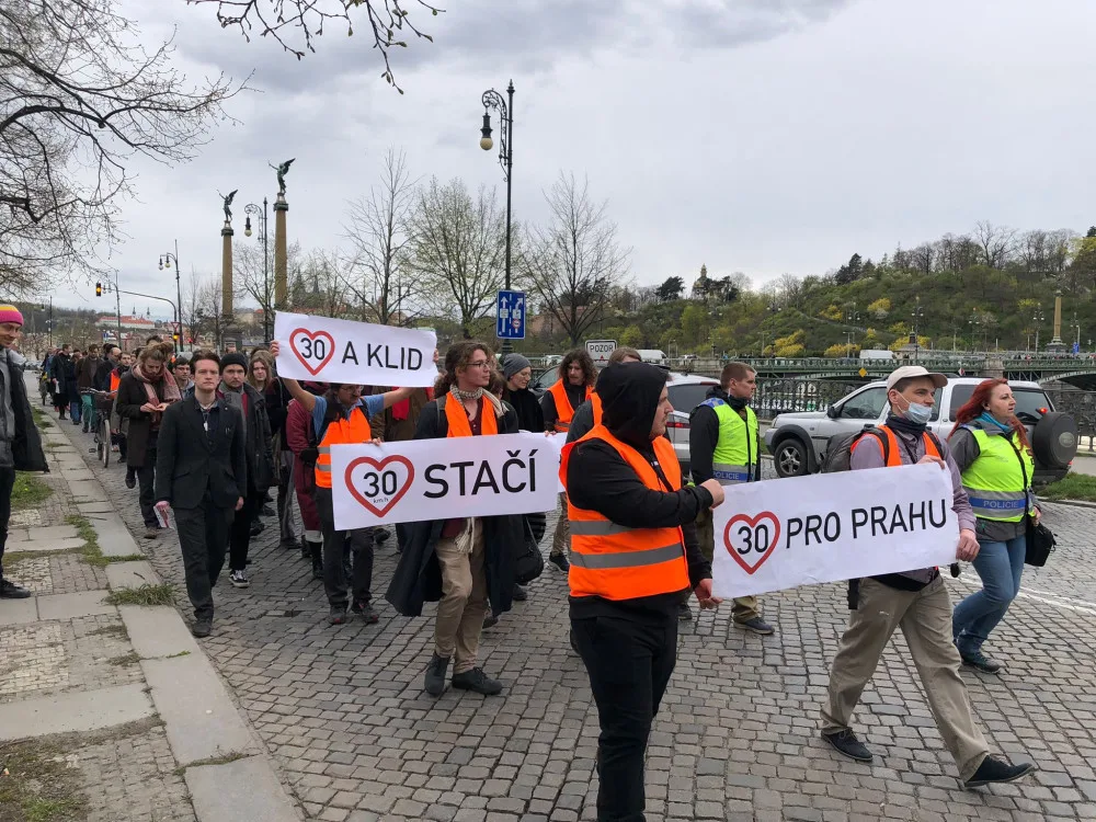 Praha 8 žádá zamezení pochodů třicítkářů. Ti se odvolávají na právo protestovat