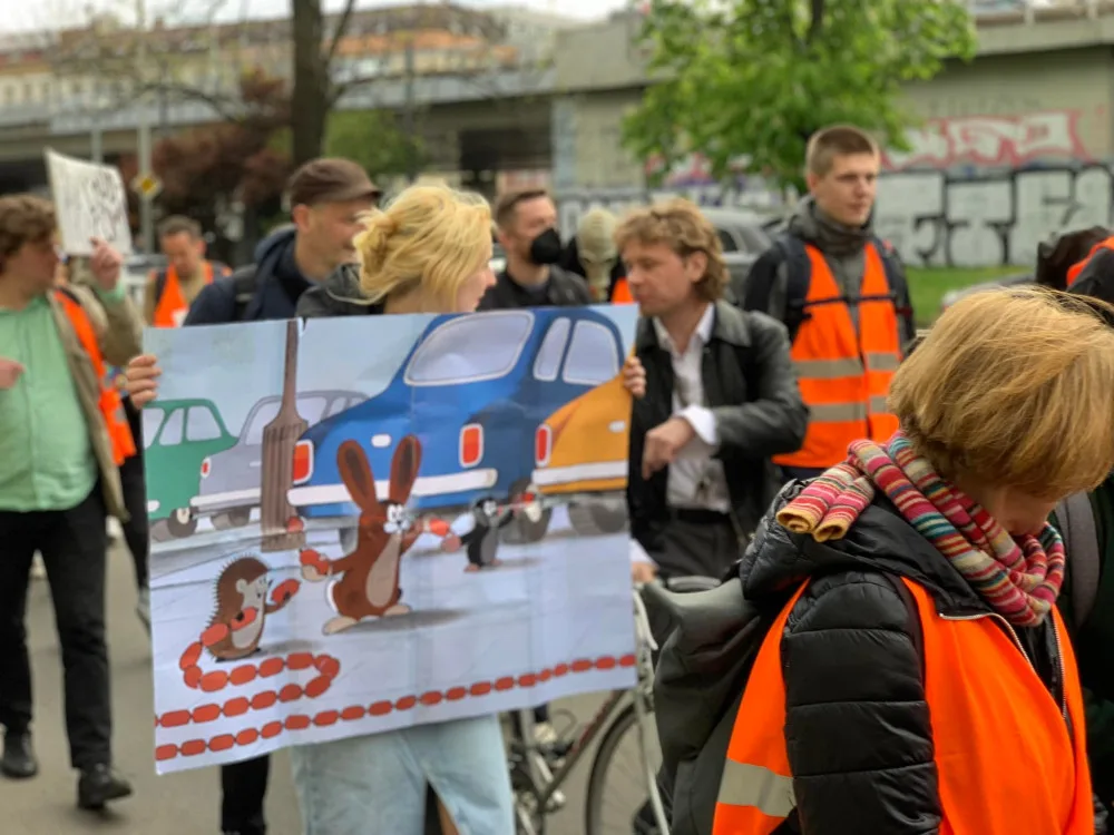 VIDEO: Třicítkáři pokračují v protestech. Tentokrát oblékli plynové masky