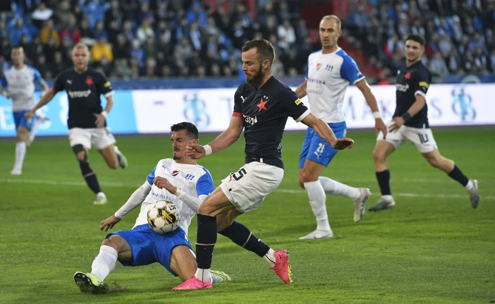 Slavia vede tabulku o tři body.