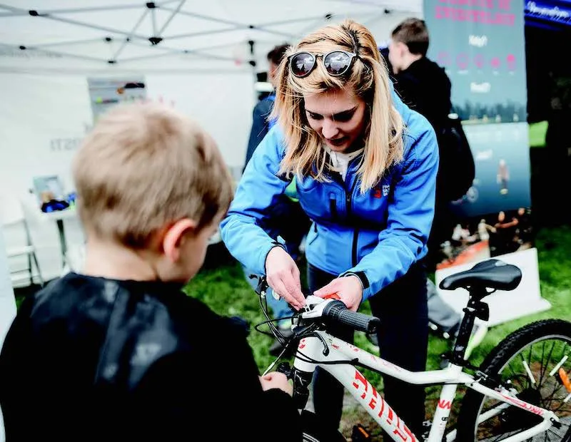Specifické piktogramy a přímočará sdělení. Projekt Na kole jen letos rozšířil kampaň o jasně definované problémy cyklistiky