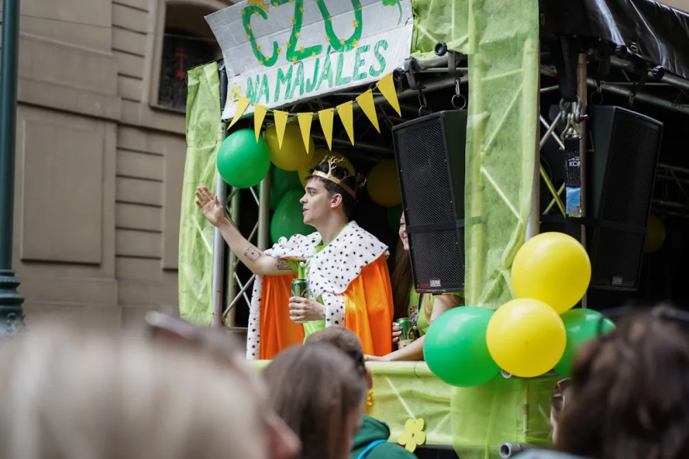 VIDEO: Prahou prošel Majálesový průvod, vyvrcholí festivalem v Letňanech