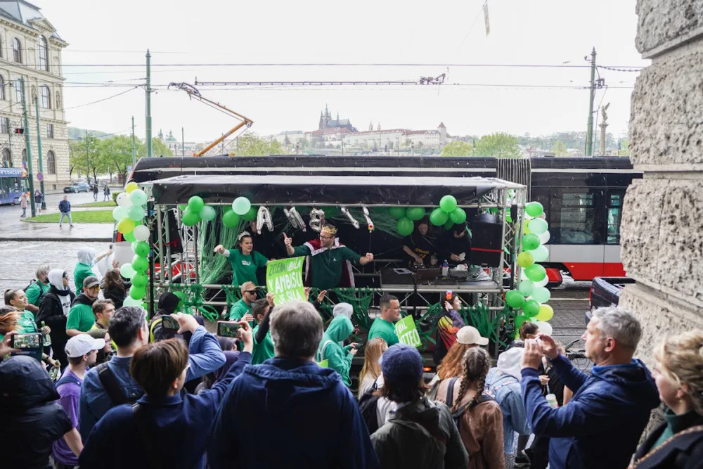 VIDEO: Prahou prošel Majálesový průvod, vyvrcholí festivalem v Letňanech