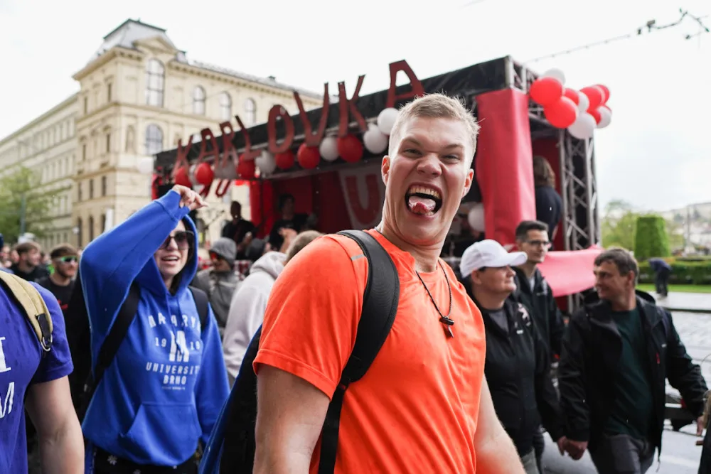 VIDEO: Prahou prošel Majálesový průvod, vyvrcholí festivalem v Letňanech