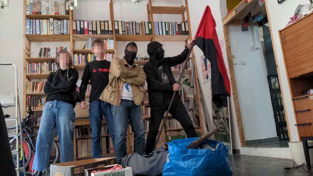Prahou prošel průvod anarchistů. Kritizovali kapitalismus, vládu i Putina