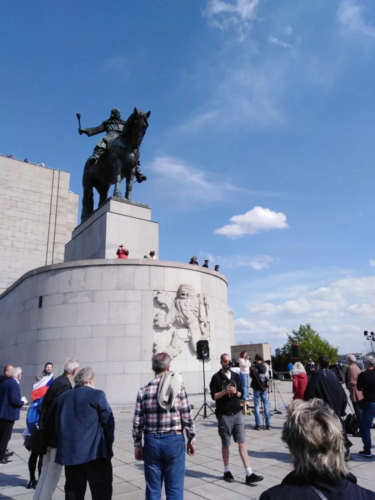 Demonstranti se sešli pod sochou Jana Žižky