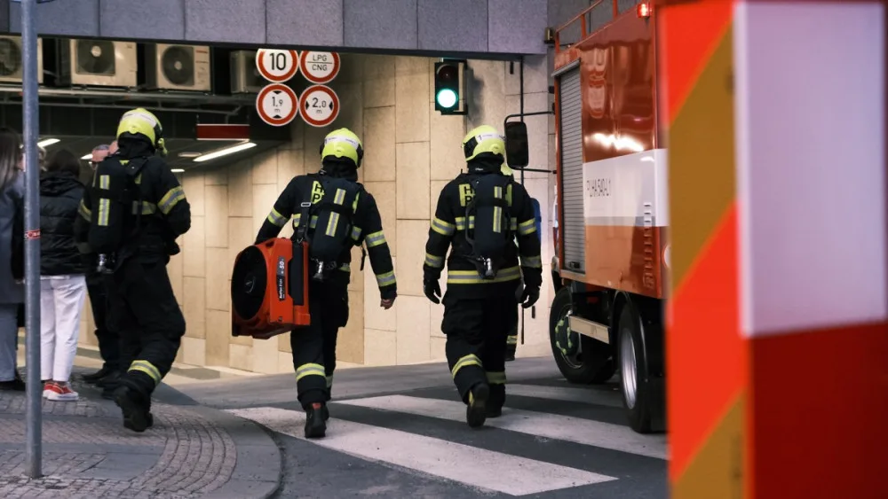 VIDEO: Hasiči zasahovali u požáru v Národním divadle. Hořelo kvůli technické závadě