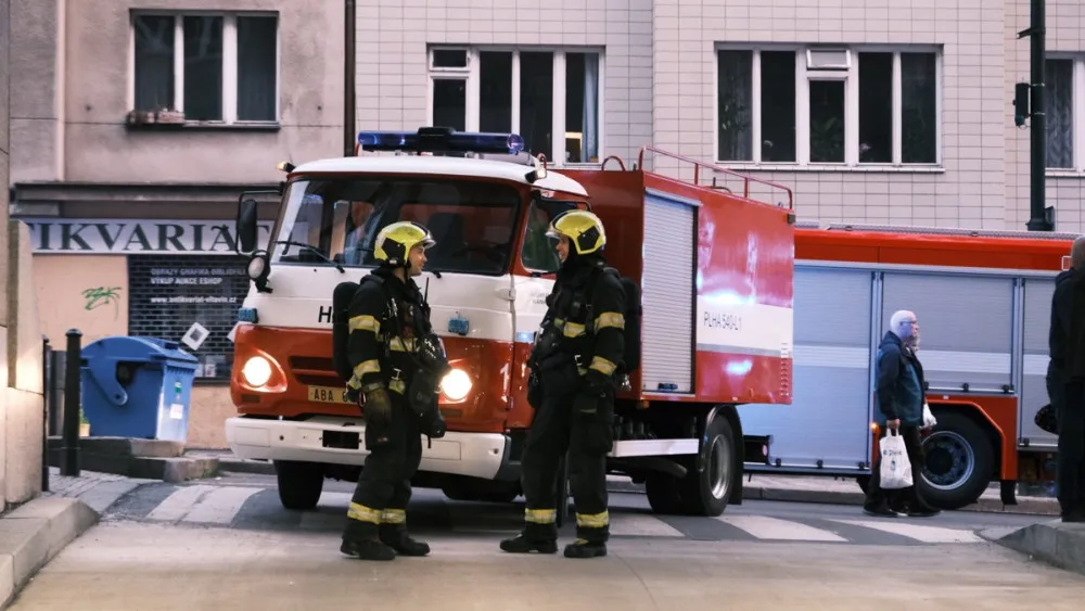 VIDEO: Hasiči zasahovali u požáru v Národním divadle. Hořelo kvůli technické závadě