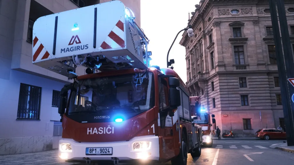 VIDEO: Hasiči zasahovali u požáru v Národním divadle. Hořelo kvůli technické závadě