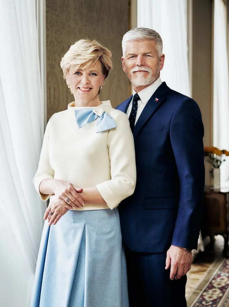 Prezident Pavel dnes představil oficiální portrét, vydány byly i známky