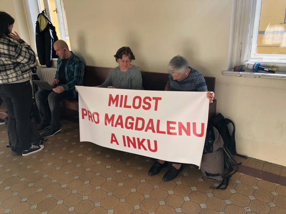 Zubařku obviněnou z vraždy partnera přišly k pražskému soudu podpořit známé. Je oběť domácího násilí, řekly