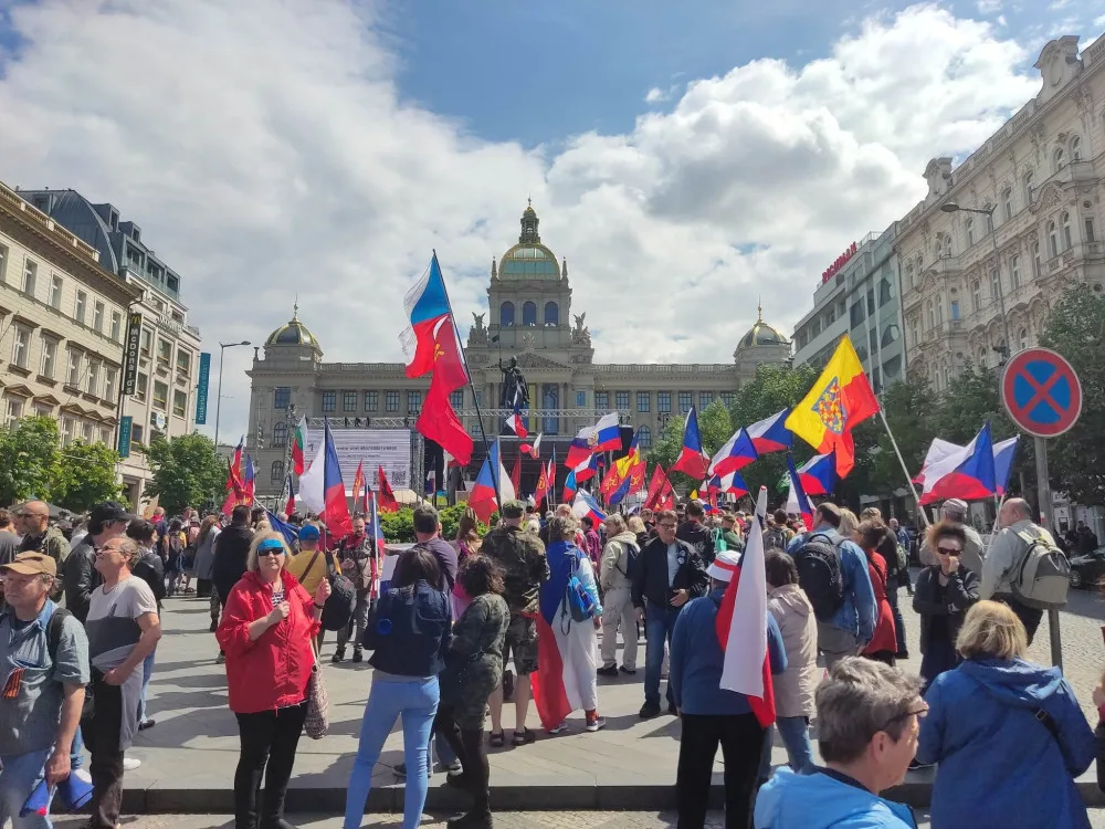 V Praze probíhá demonstrace proti vládě. Sešli se příznivci Vrabela i komunisté