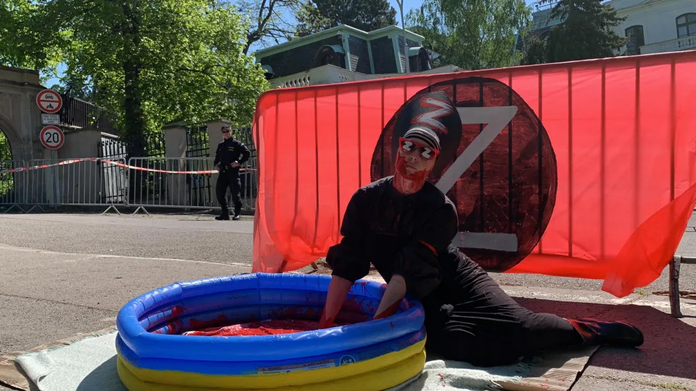 VIDEO: Ruská fašistka se koupe v krvi před ambasádou, připomíná ruský Den vítězství