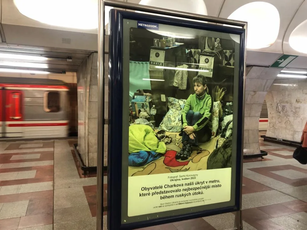 Metro jako bunkr. Výstava v pražských stanicích ukazuje realitu války na Ukrajině